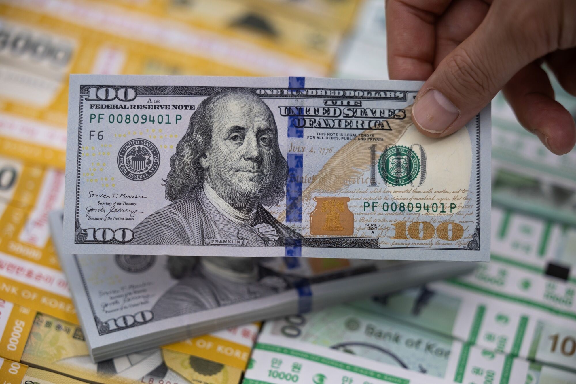 Dólar fecha em R$ 5,61, com fiscal no radar após falas de Lula; Ibovespa recua