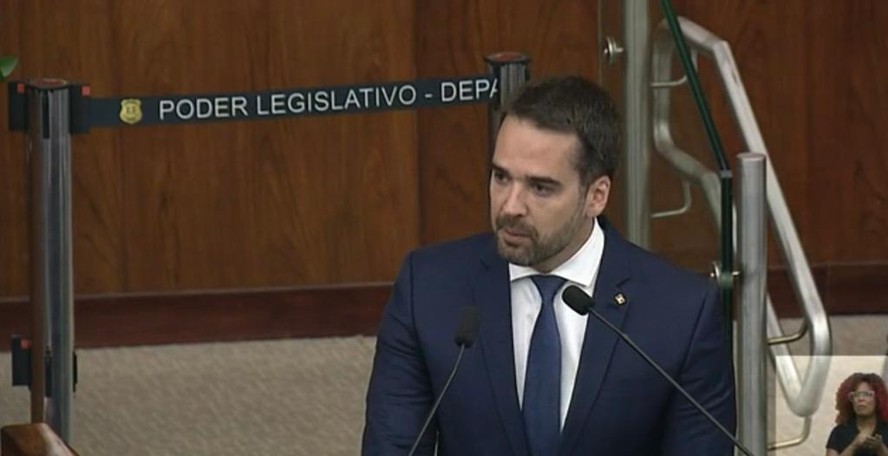 Eduardo Leite durante seu discurso na Assembleia Legislativa do RS