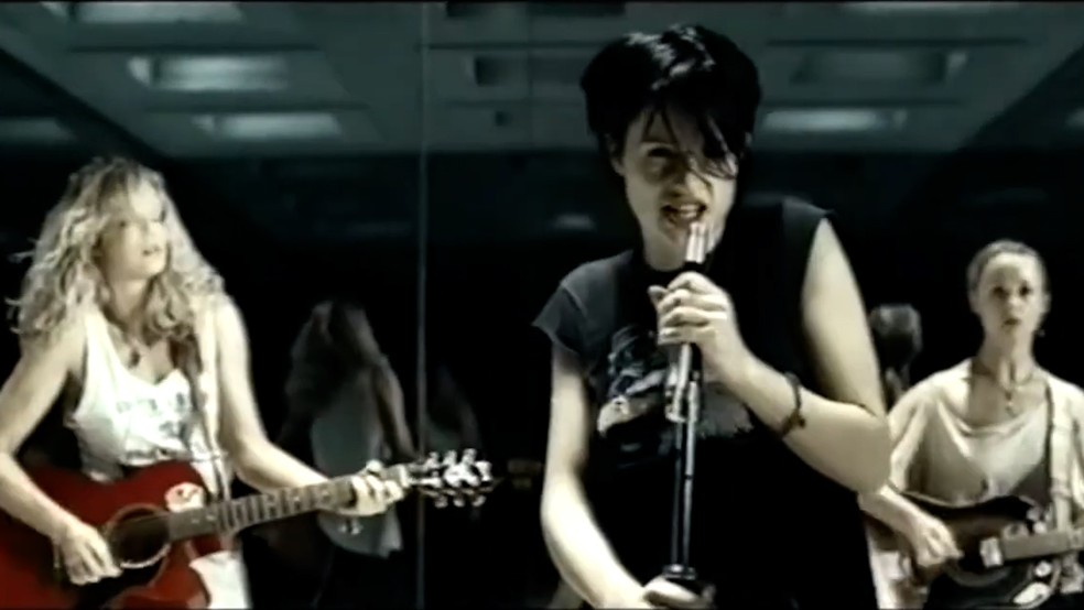 Dois anos antes do show com Rod Stewart, Amy havia tentado o sucesso na banda The Alice, formada com Charity Hair e Audrey Nugent ow — Foto: Reprodução: DharmaRecordsUK / Youtube