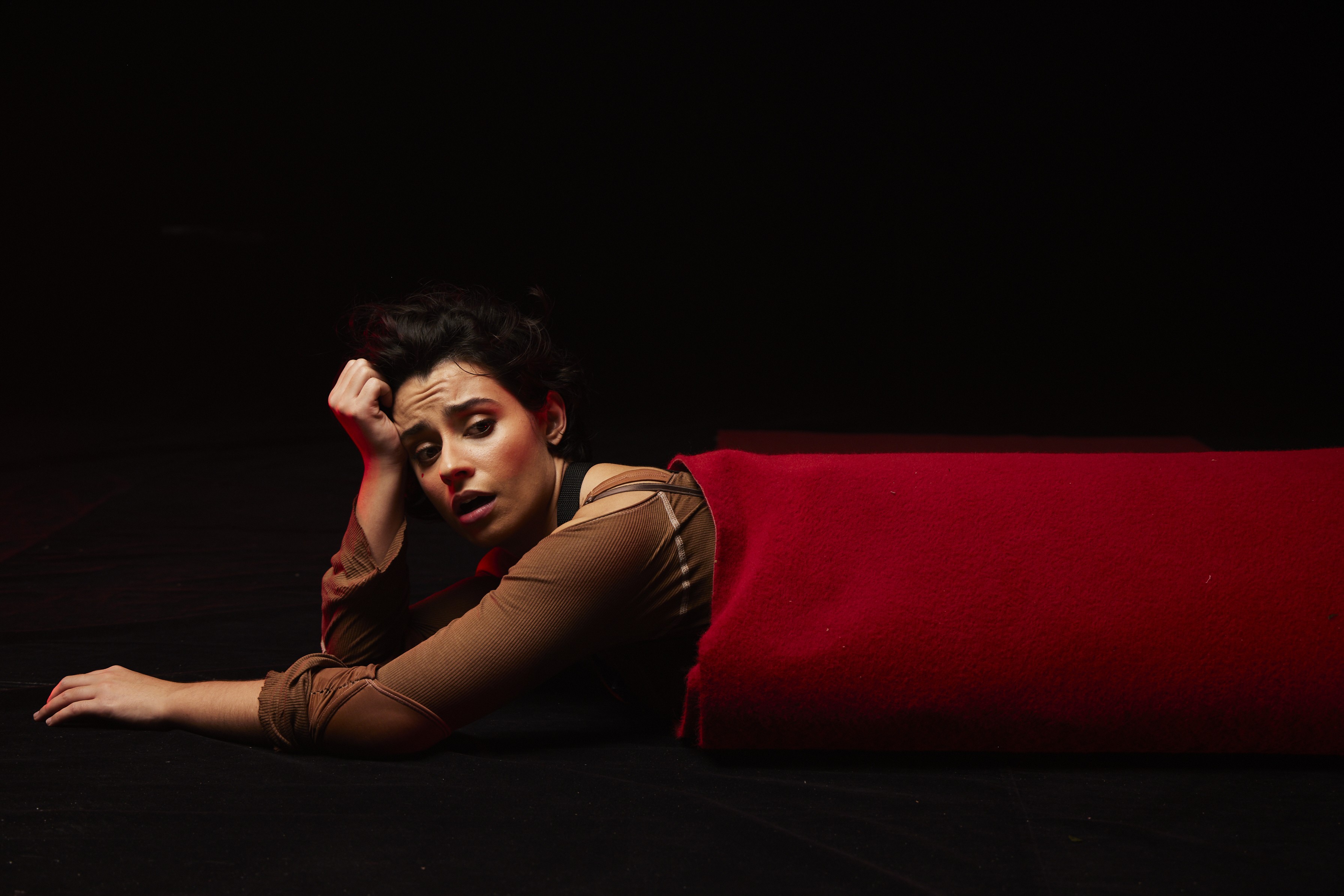 Milla Fernandez repassa em peça a experiência de 2 anos como modelo sexual: ‘Conforme fui fazendo sucesso, mais fui me sentindo fracassada’