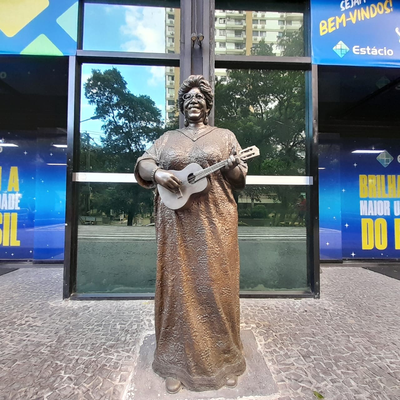 Roda de samba matutina, em plena segunda-feira, para celebrar Dona Ivone Lara