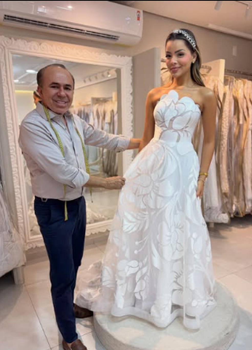 Emilly Ara&uacute;jo provando o vestido de noiva &mdash; Foto: Reprodu&ccedil;&atilde;o Instagram