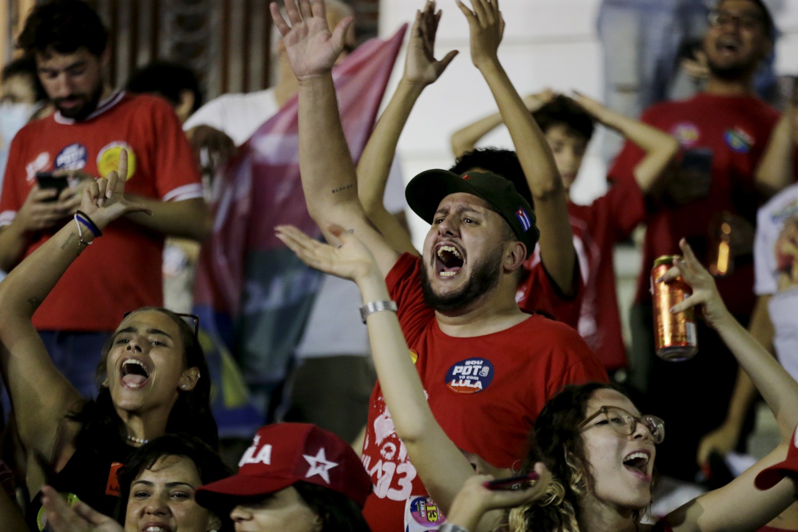 Eleitores de Lula festejam no Centro do Rio — Foto: Domingos Peixoto/Agência O Globo