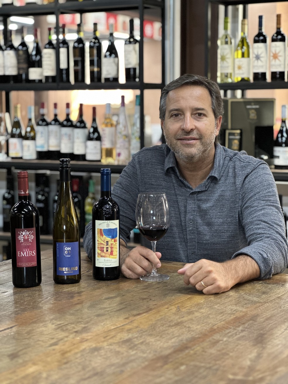 Neto Carvalhal, da Casa Flora, com rótulos de Líbano, Alemanha e Itália — Foto: Divulgação