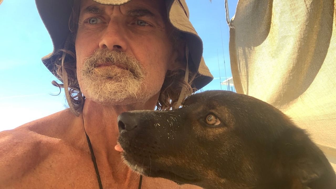 O australiano Tim Shaddock havia deixado o México com objetivo de chegar à Polinésia Francesa, mas ele e sua cadela ficaram presos no Oceano Pacífico por dois meses — Foto: Reprodução