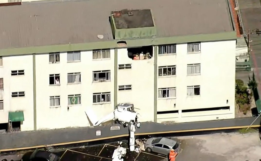 Aeronave de pequeno porte atingiu edifício no bairro Silveira — Foto: Reprodução TV Globo