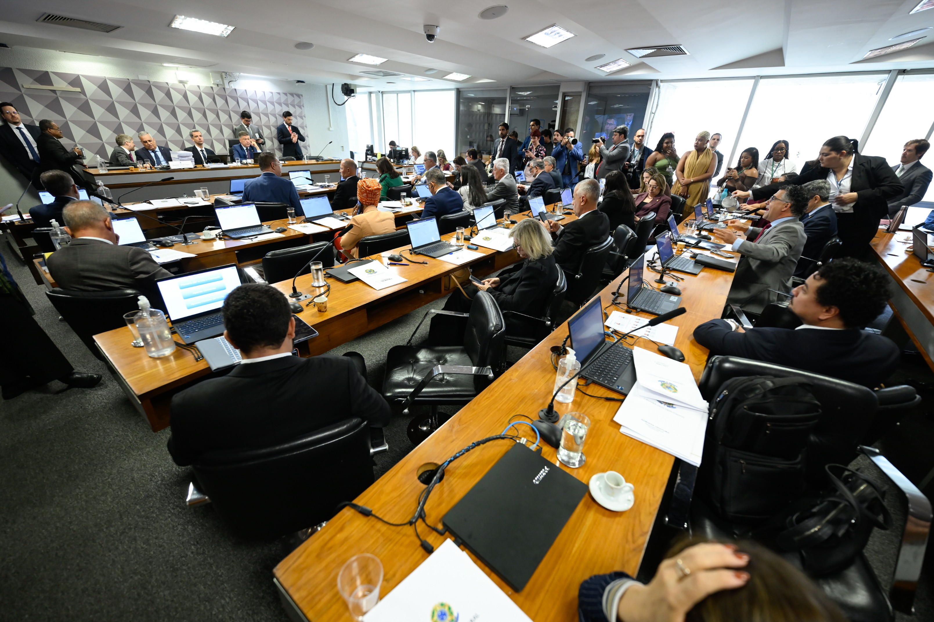 CPI do INSS: reta final da comissão tem bate-boca e guerra sobre relatórios