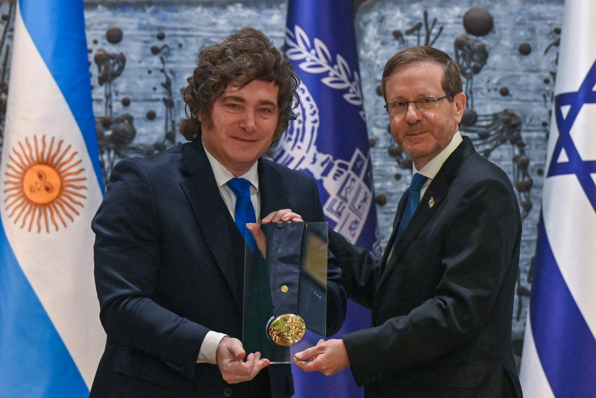 Em visita a Israel, Milei recebe medalha de honra e reafirma apoio ao governo Netanyahu