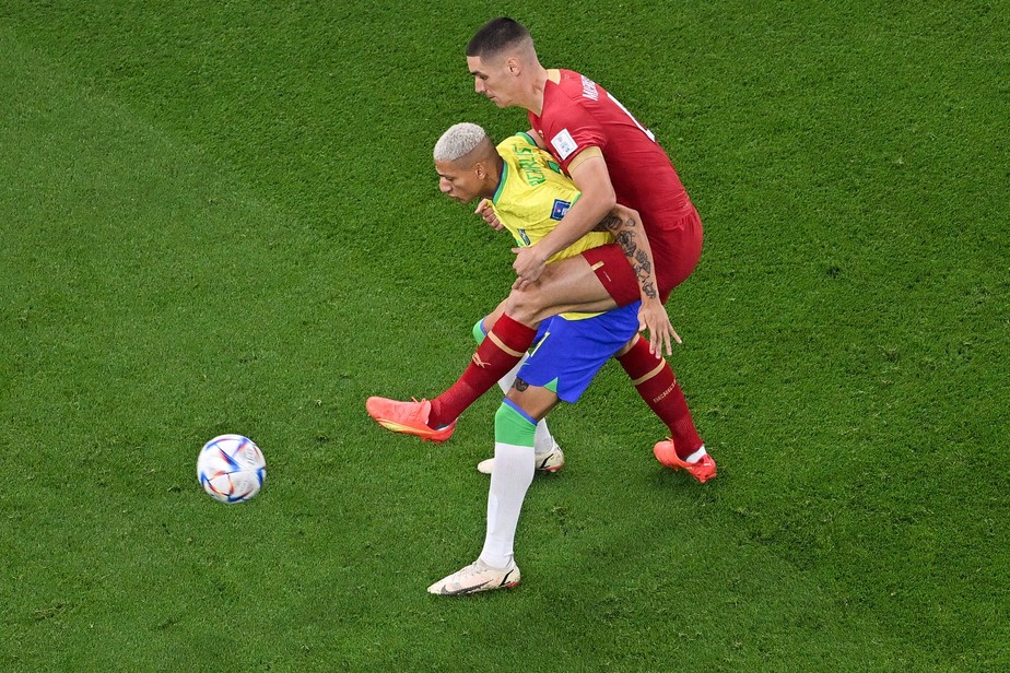 Lá vem ele deslizar no gramado. 💥 📸 - Doentes por Futebol