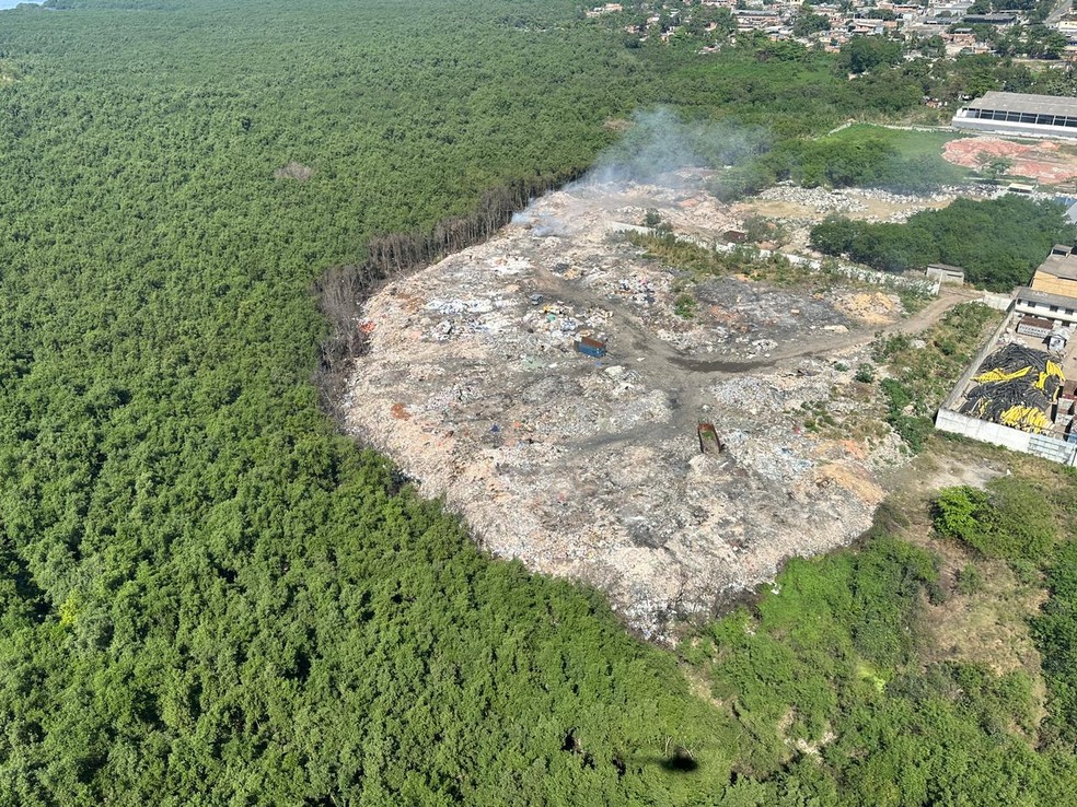 Polícia Civil fecha lixão clandestino e prende responsável por crime ambiental em Duque de Caxias