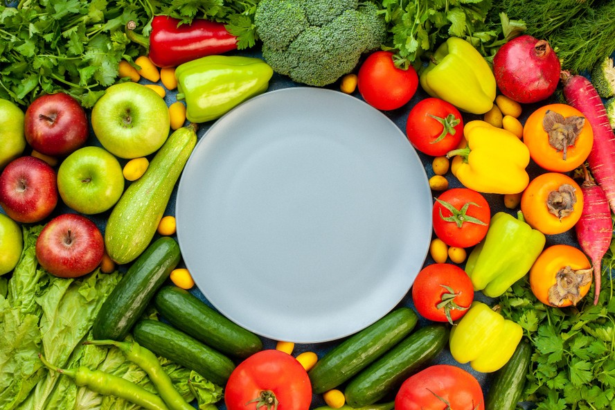 Especialistas recomendam incluir vegetais como tomate e brócolis na dieta para reduzir o risco de câncer