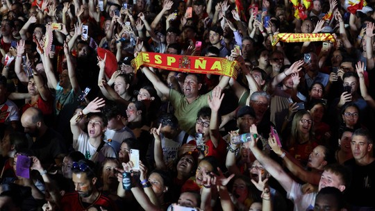 Multidão se reúne em Madri para receber seleção da Espanha, campeã do mundo; veja fotos