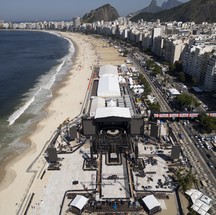 Palco na Praia de Copacabana, no Rio de Janeiro, é o maior da 'The Celebration Tour', da rainha do pop, Madonna — Foto: Márcia Foletto