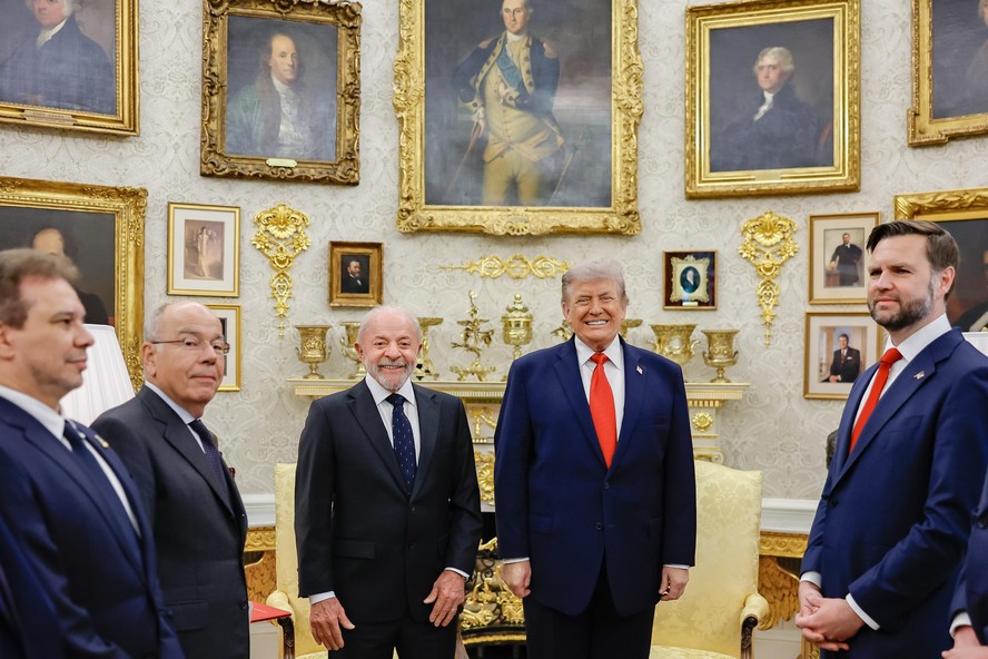 O presidente Luiz Inácio Lula da Silva no Salão Oval da Casa Branca ao lado do presidente dos EUA, Donald Trump, entre suas equipes. À direita está o vice-presidente americano JD Vance