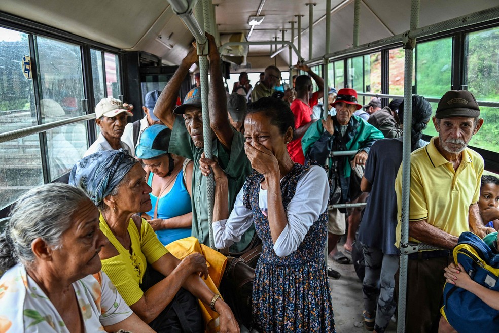 Moradores são evacuados da Praia Siboney para locais seguros antes da chegada do furacão Melissa, em Santiago de Cuba — Foto: YAMIL LAGE / AFP