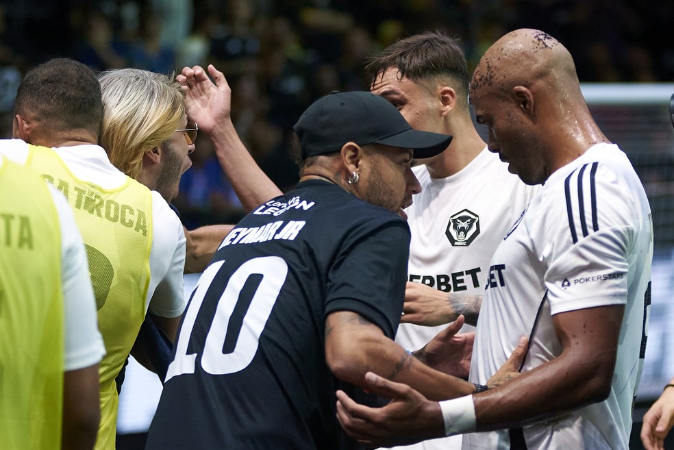 Presidente do Fúria FC, Neymar conversa com jogadores em partida — Foto: Divulgação
