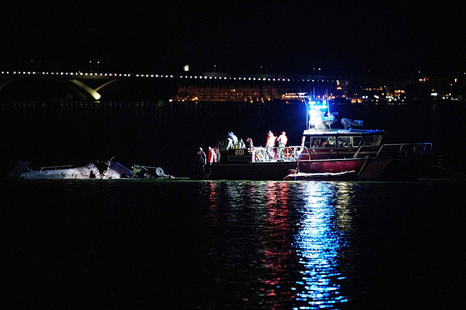 Operações de busca e resgate no Rio Potomac, perto do Aeroporto Ronald Reagan em Washington — Foto: Andrew Harnik / GETTY IMAGES NORTH AMERICA / Getty Images via AFP