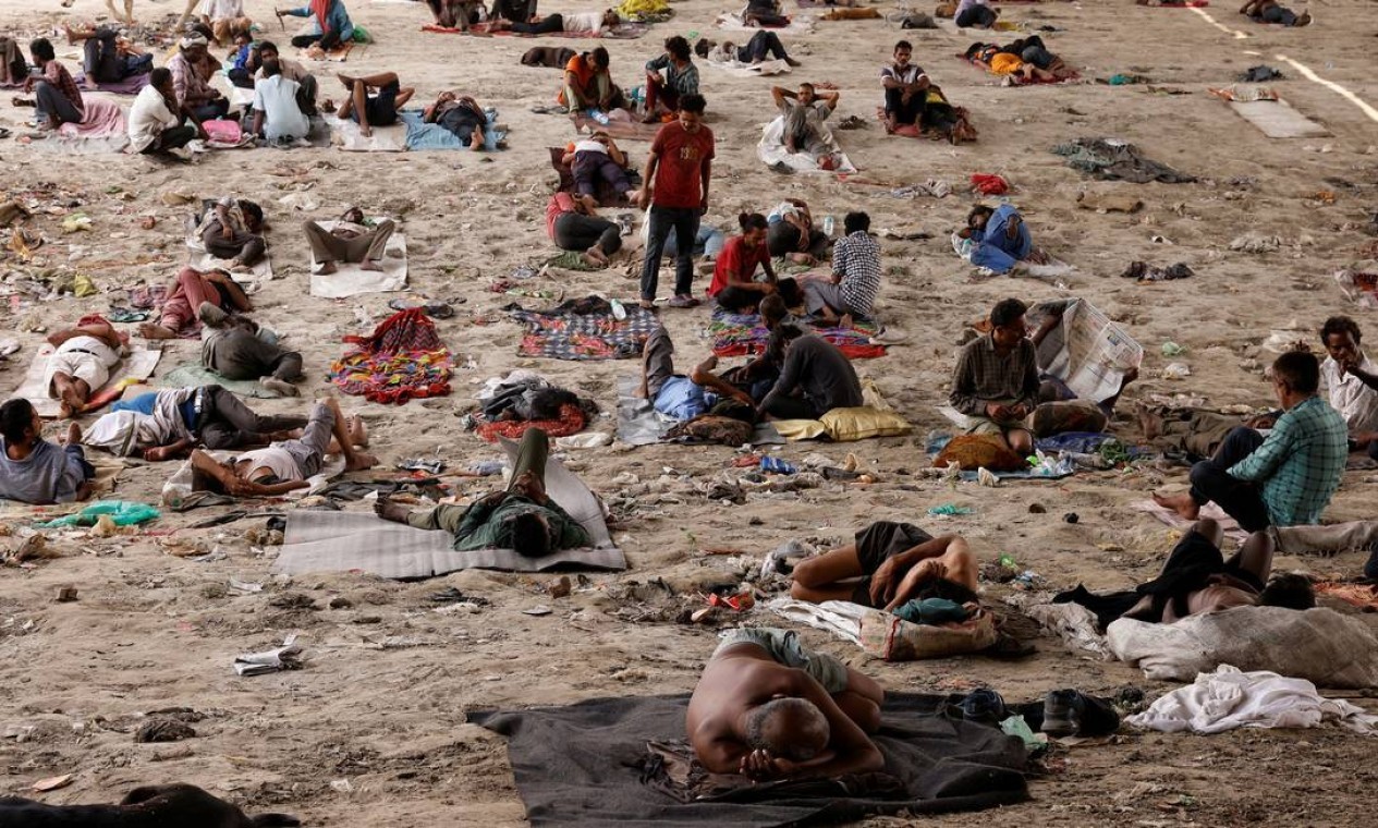 Pessoas dormem no leito do rio Yamuna. Esta é considerada mais forte onda de calor provocada pelo aquecimento global em 122 anos da série histórica  — Foto: ADNAN ABIDI / REUTERS