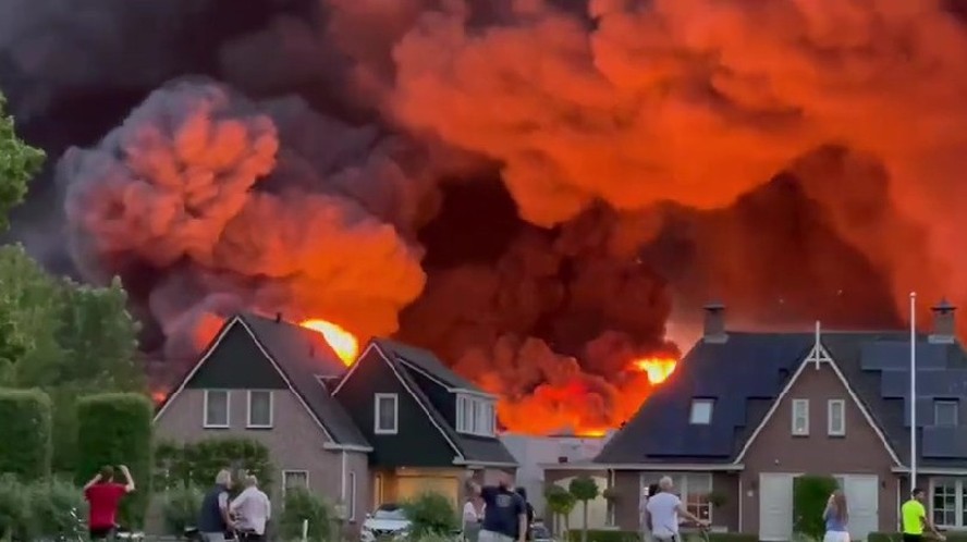 Incêndio em parque empresarial da cidade de Ter Aar, na Holanda, começou em empresa de plásticos