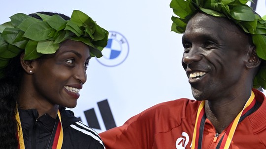 Maratona de Berlim tem pentacampeão no masculino e recorde mundial feminino
