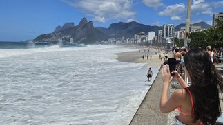 Água do mar invade toda a faixa de areia na zona sul do Rio — Foto: Dan Delmiro / divulgação
