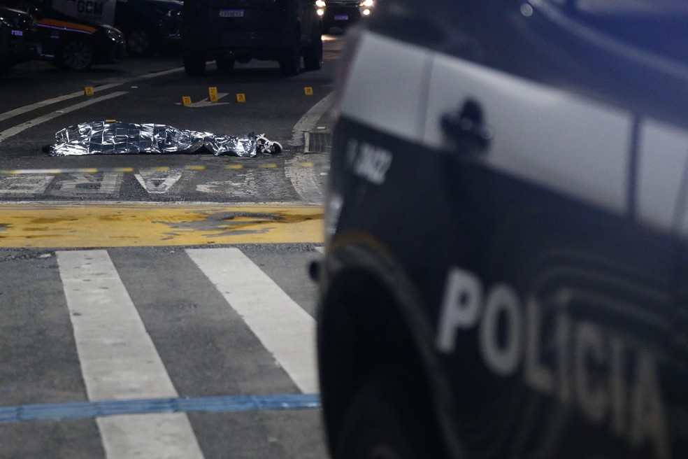 Corpo de Gritzbach no aeroporto de Guarulhos — Foto: Miguel Schincariol/AFP/8.11.2024