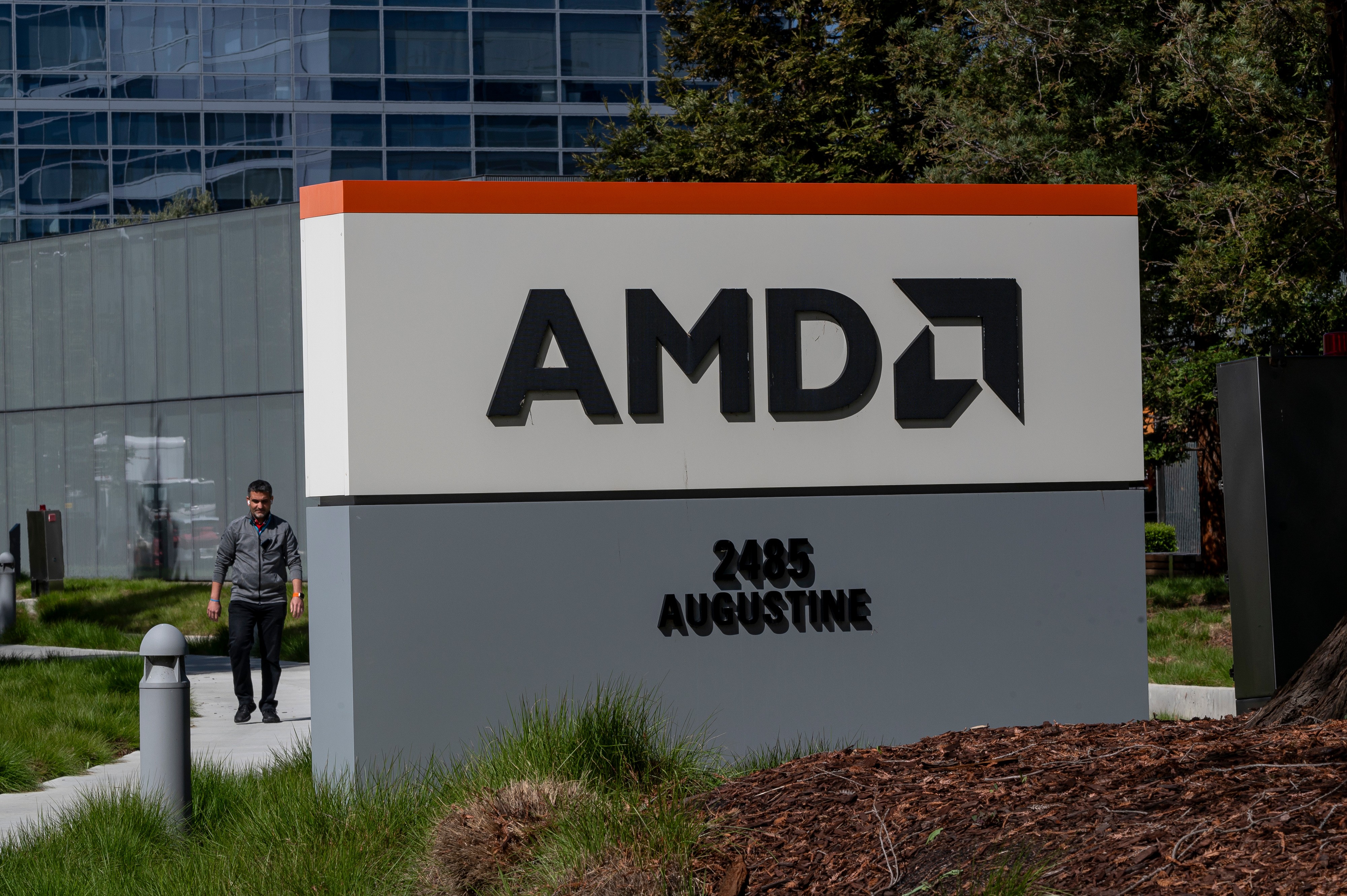 Americana AMD investirá até US$ 5 bi na Anthropic, em mais um capítulo da corrida por IA