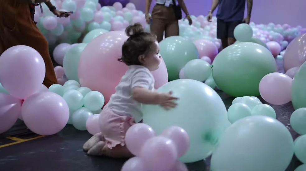 Filha de Viih Tube e Eliezer, Lua brinca com balões de sua festa de aiversário — Foto: Reprodução