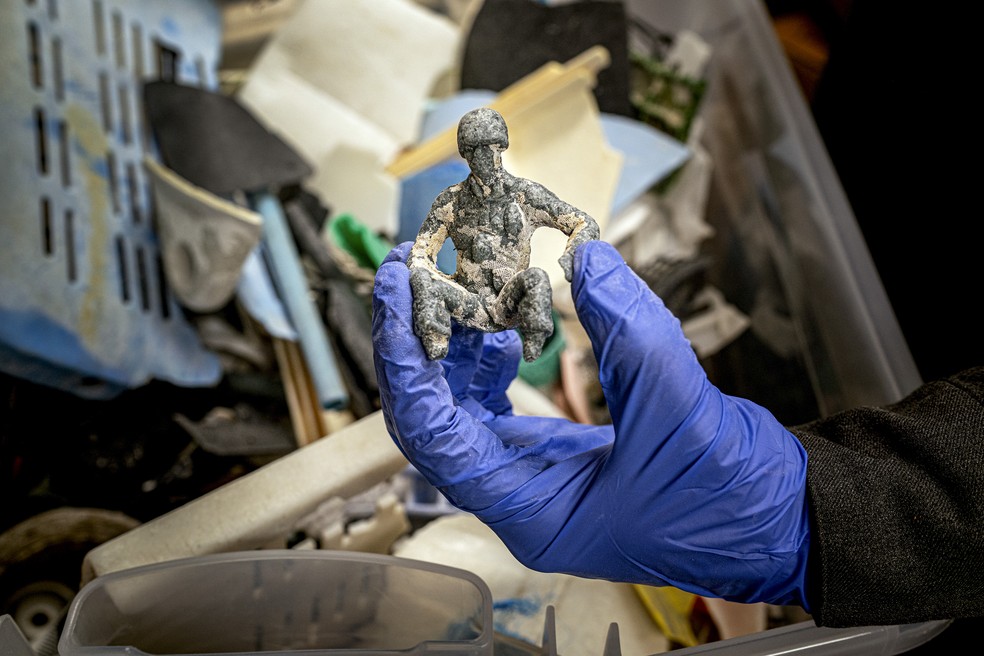 Objetos de plástico separados para análise no laboratório — Foto: Gabriela Campos - The New York Times