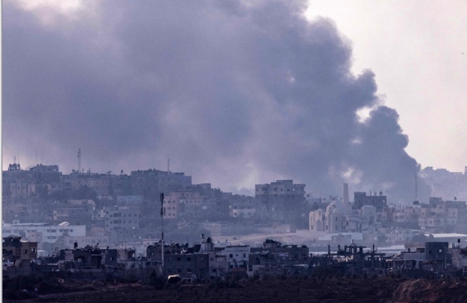 Bombardeios israelenses em campo de refugiados de Gaza matam mais de 80