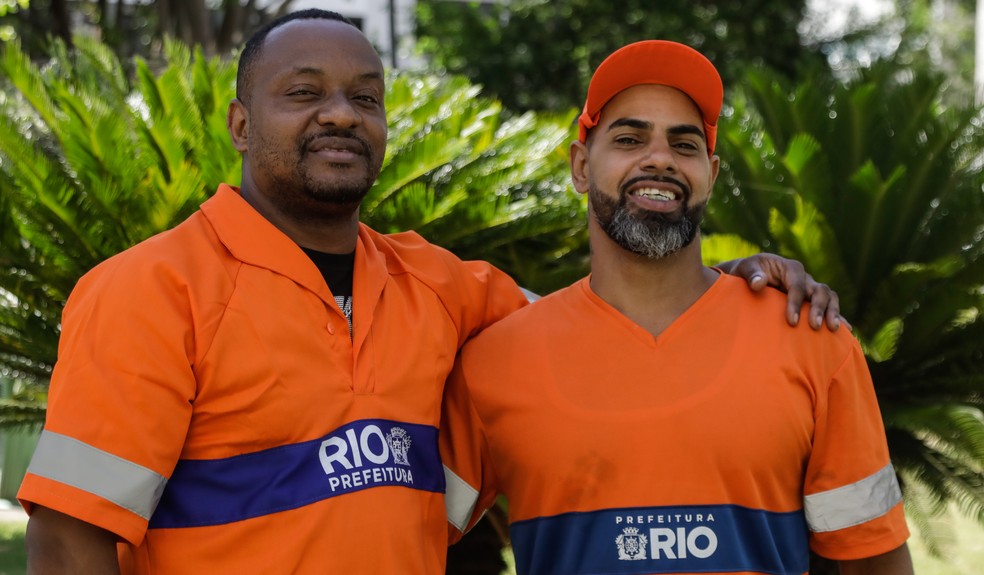 Samuel e Anderson, que faziam parte da equipe de garis — Foto: Gabriel de Paiva