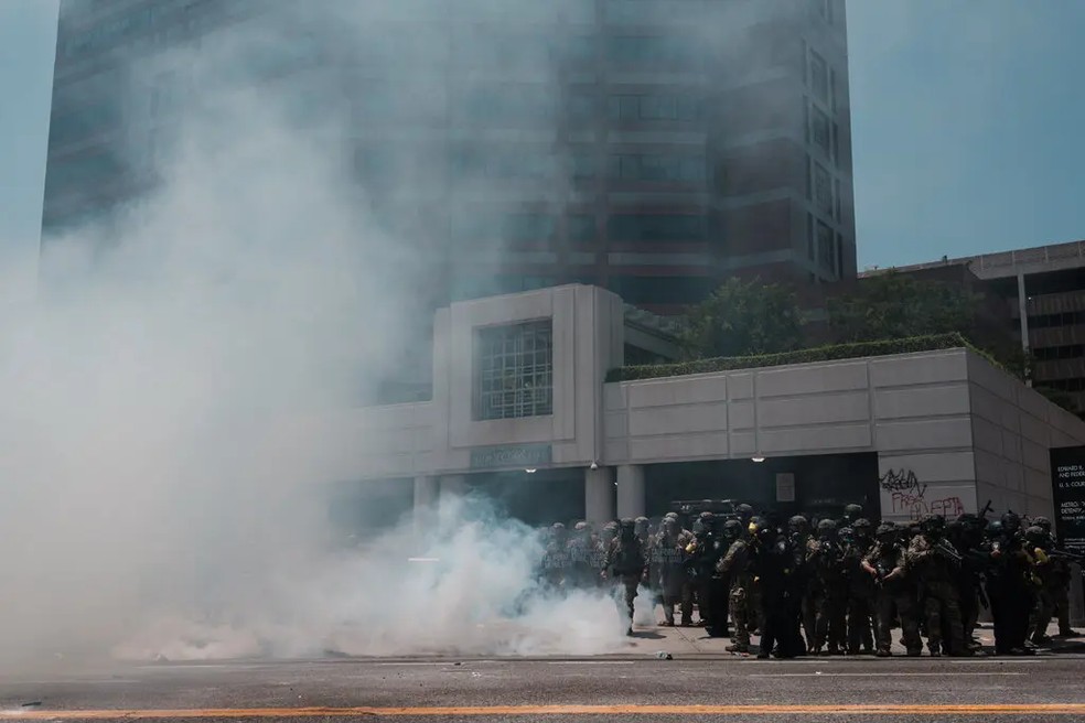 Protestos do lado de fora do Centro de Detenção Metropolitano em Los Angeles no domingo — Foto: Gabriela Bhaskar/The New York Times