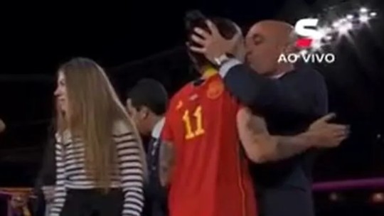 Políticos cobram renúncia de presidente da Federação que forçou beijo em jogadora da Espanha após título da Copa