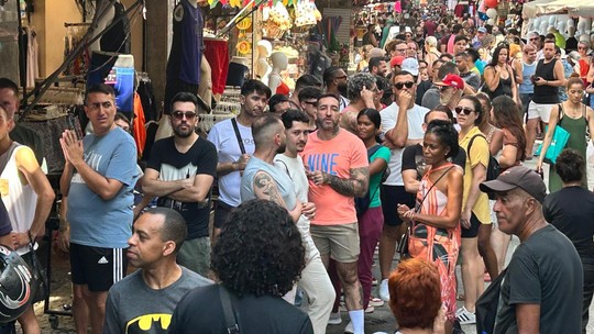 Fãs de Madonna fazem fila em frente à 'loja oficial' da diva pop no Saara, comércio popular do Rio