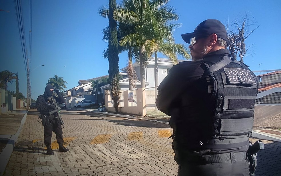 Polícia Federal faz busca e apreensão na casa do ex-presidente Jair Bolsonaro em Brasília — Foto: Cristiano Mariz / O Globo