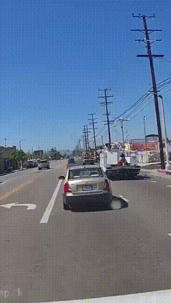 Avião atinge fios de alta tensão antes de cair em estacionamento em Los Angeles; vídeo