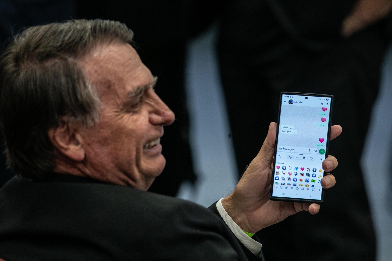 O ex-presidente Jair Bolsonaro conversa com a ex-primeira-dama Michelle Bolsonaro durante sessão do julgamento da trama golpista no STF — Foto: Brenno Carvalho / Agência O Globo