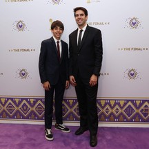 O ex-jogador Kaká com o filho mais velho, Luca, de 15 anos, na final do Mundial de Clubes, entre Fluminense e Manchester City — Foto: AFP