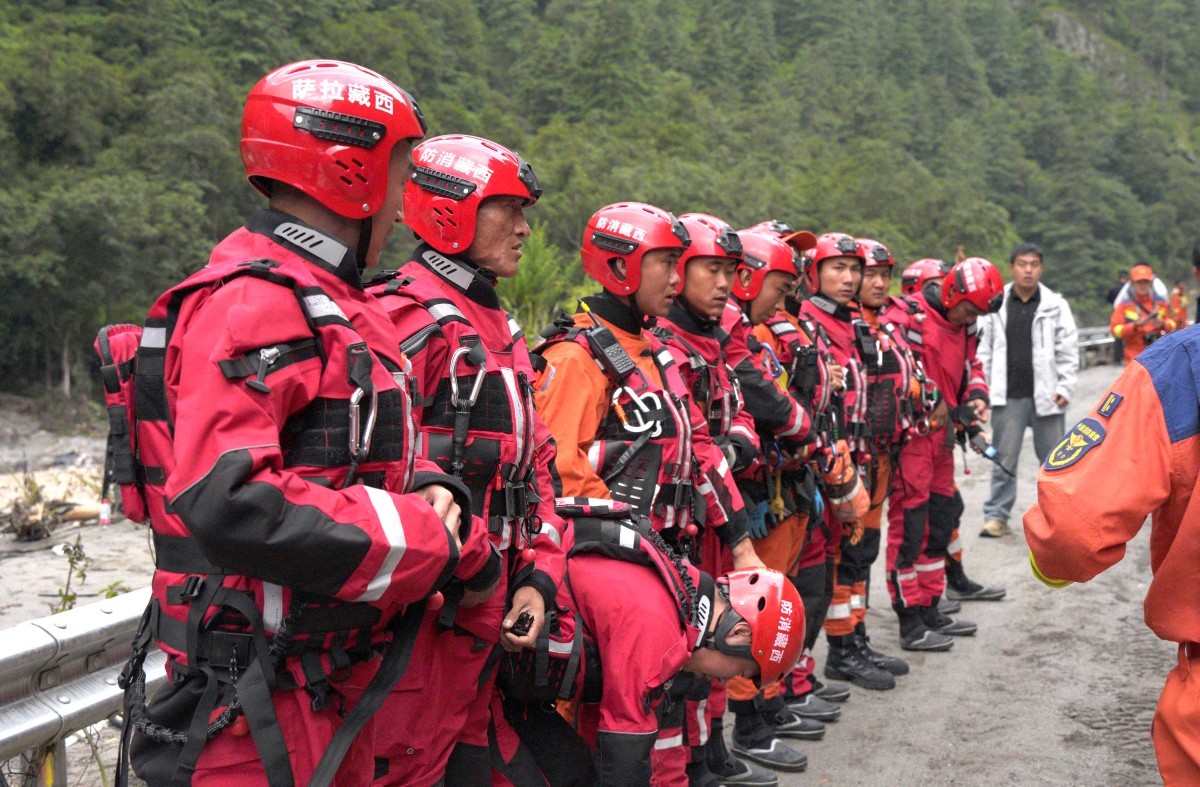 Nepal envia mais 1.200 soldados para margens de rios em busca de corpos após enchentes, e salão vira necrotério improvisado - QTU Questões do Universo