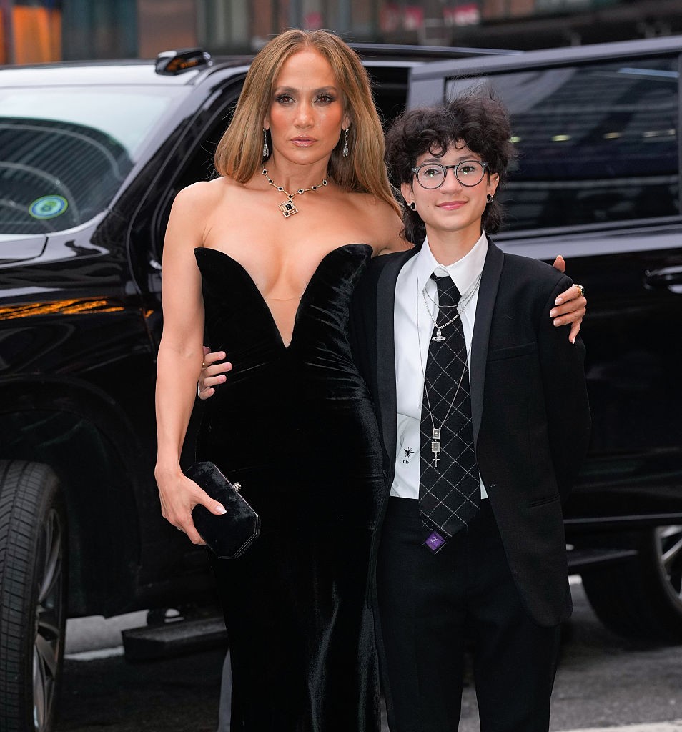 Pessoa não-binária, filho de Jennifer Lopez muda de nome; Saiba qual
