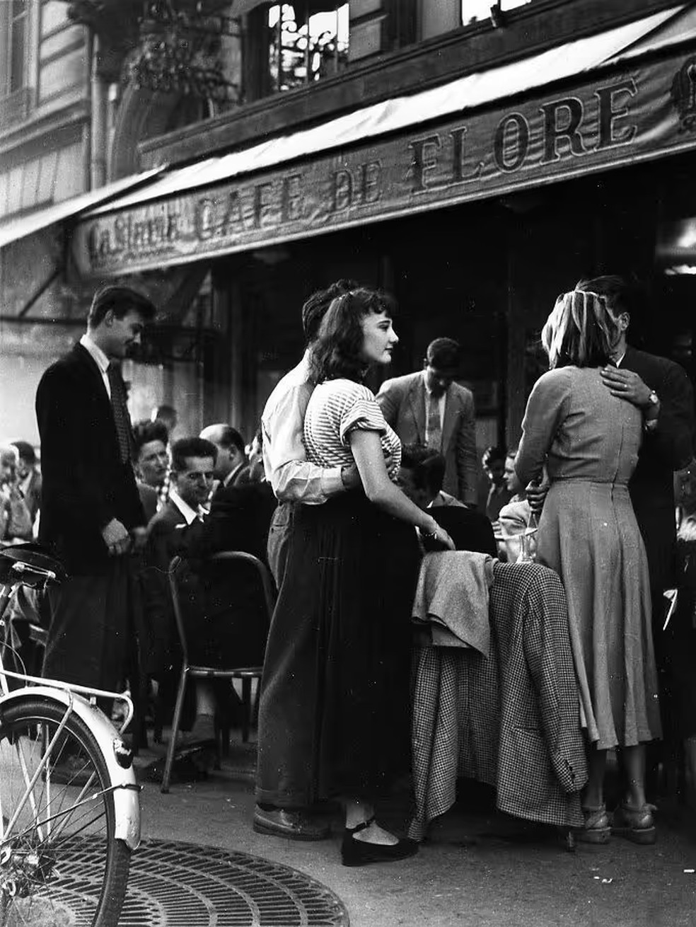 História Por Trás da Foto: Aos 75 anos, beijo que criou aura