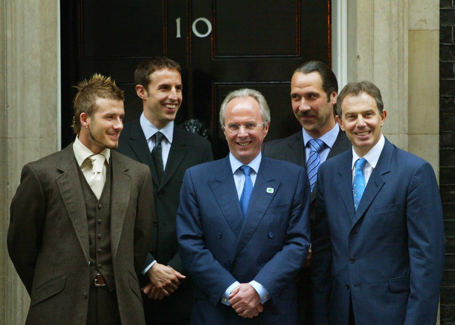 Os jogadores Beckham, Southgate e Seaman acompanham o técnico sueco Sven Goran Eriksson em visita ao então premiê britânico, Tony Blaie