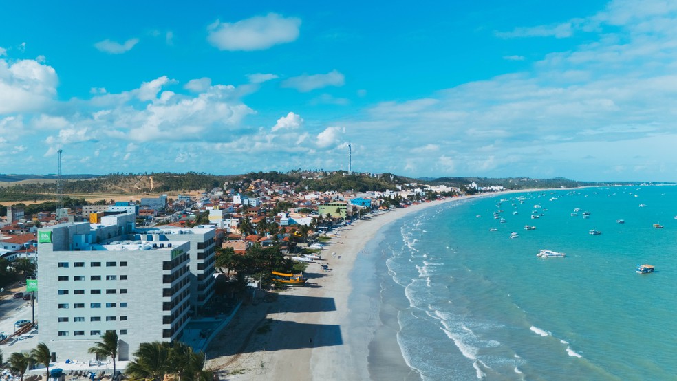 Hotel do grupo Accor, da marca Ibis Style em Maragogi, aberto no ano passado. Rede pretende inaugurar seis hotéis este ano — Foto: Divulgação