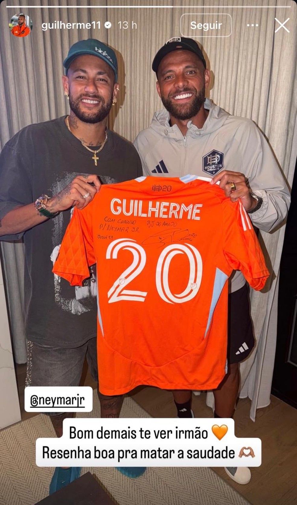 Ex-Santos, Guilherme presenteia Neymar com camisa do Houston Dynamo em encontro nos Estados Unidos — Foto: Reprodução