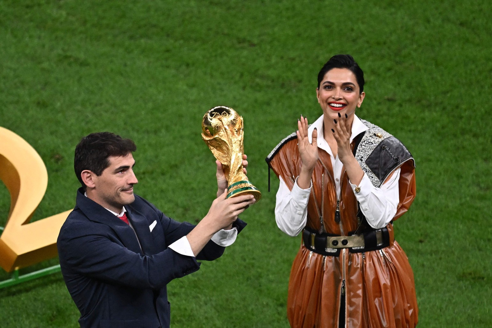 Iker Casillas  e a atriz Deepika Padukone, embaixadora da  Louis Vuitton levam a taça Copa do Mundo para o gramado
