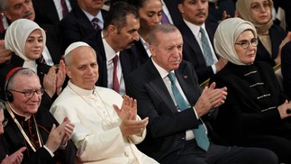 O Papa Leão XIV chegou à Turquia, dando início à sua primeira viagem internacional desde que assumiu o comando da Igreja Católica. — Foto:  Adem ALTAN / AFP