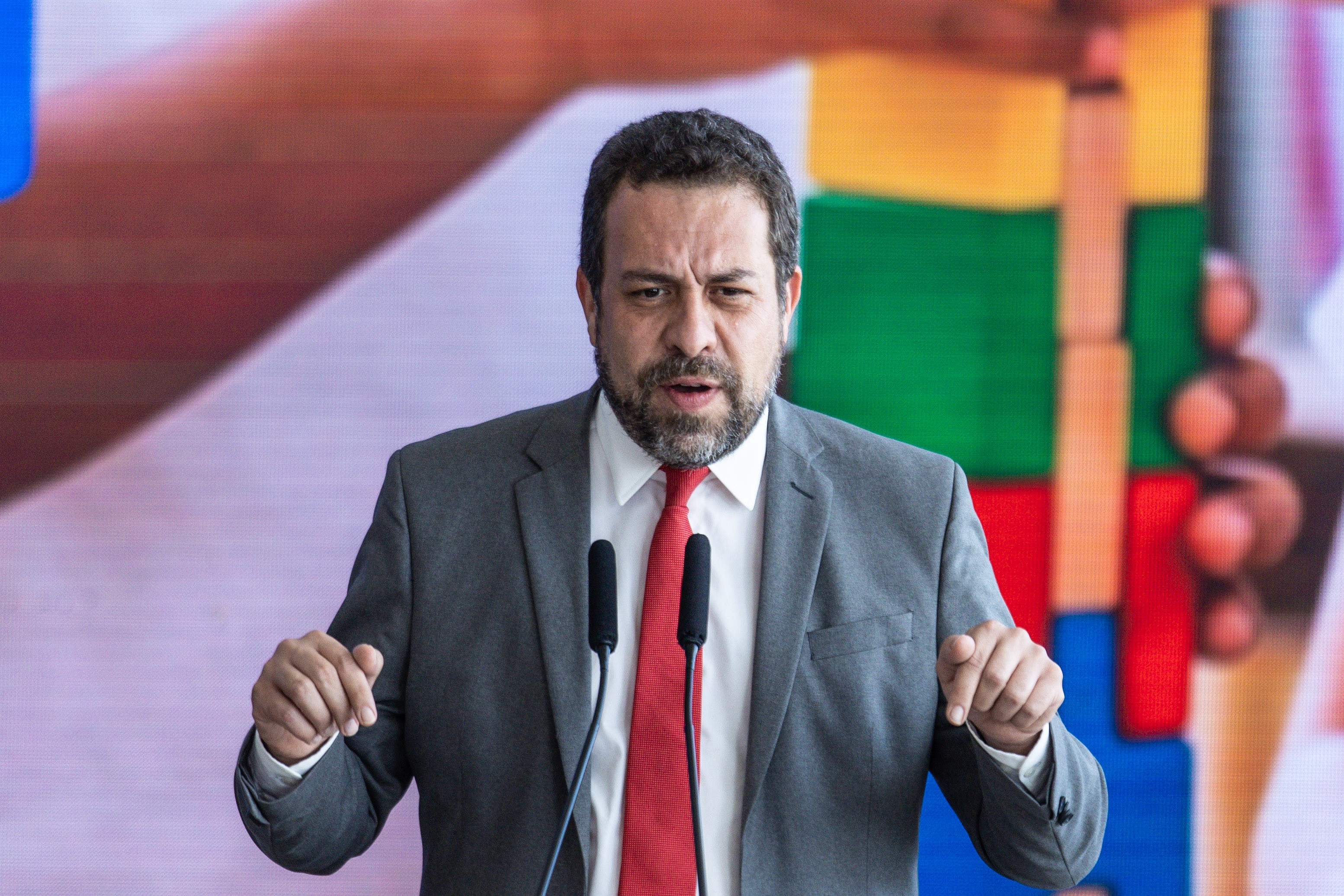 Escala 6x1: projeto servirá para discutir regras para categorias específicas, diz Boulos