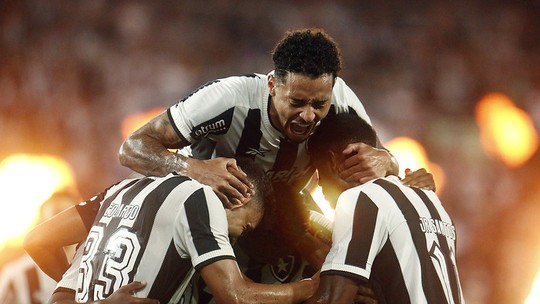 Botafogo bate o Vitória e sai na frente na disputa pela vaga às oitavas da Copa do Brasil