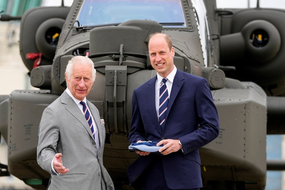 Rei Charles III entregou seu título de coronel em chefe do Corpo Aéreo do Exército britânico a William — Foto: AFP