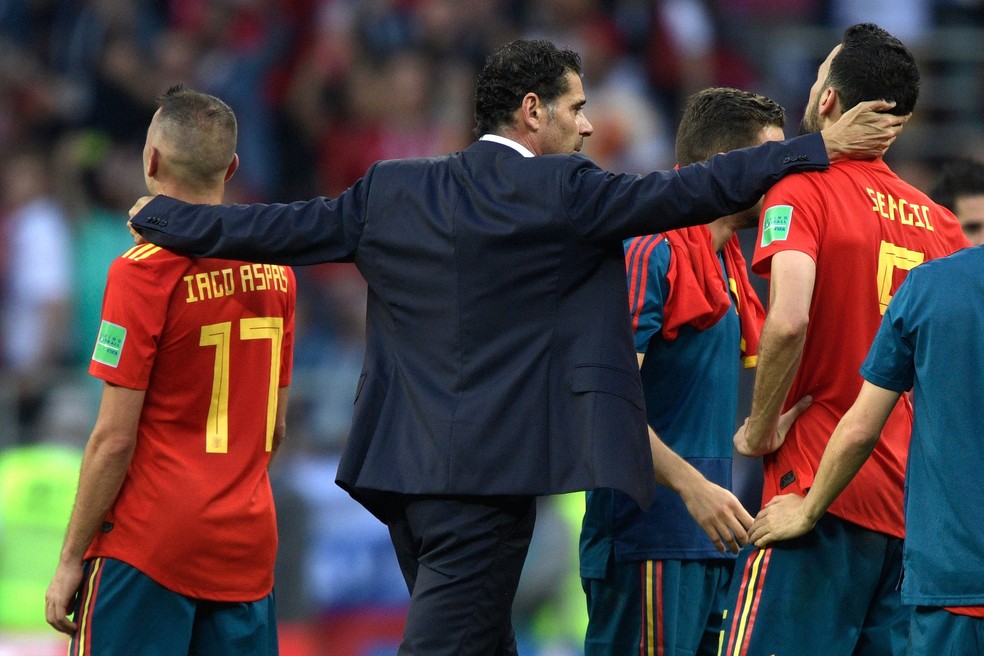 Fernando Hierro e os jogadores espanhóis no Mundial da Rússia — Foto: JUAN MABROMATA/AFP